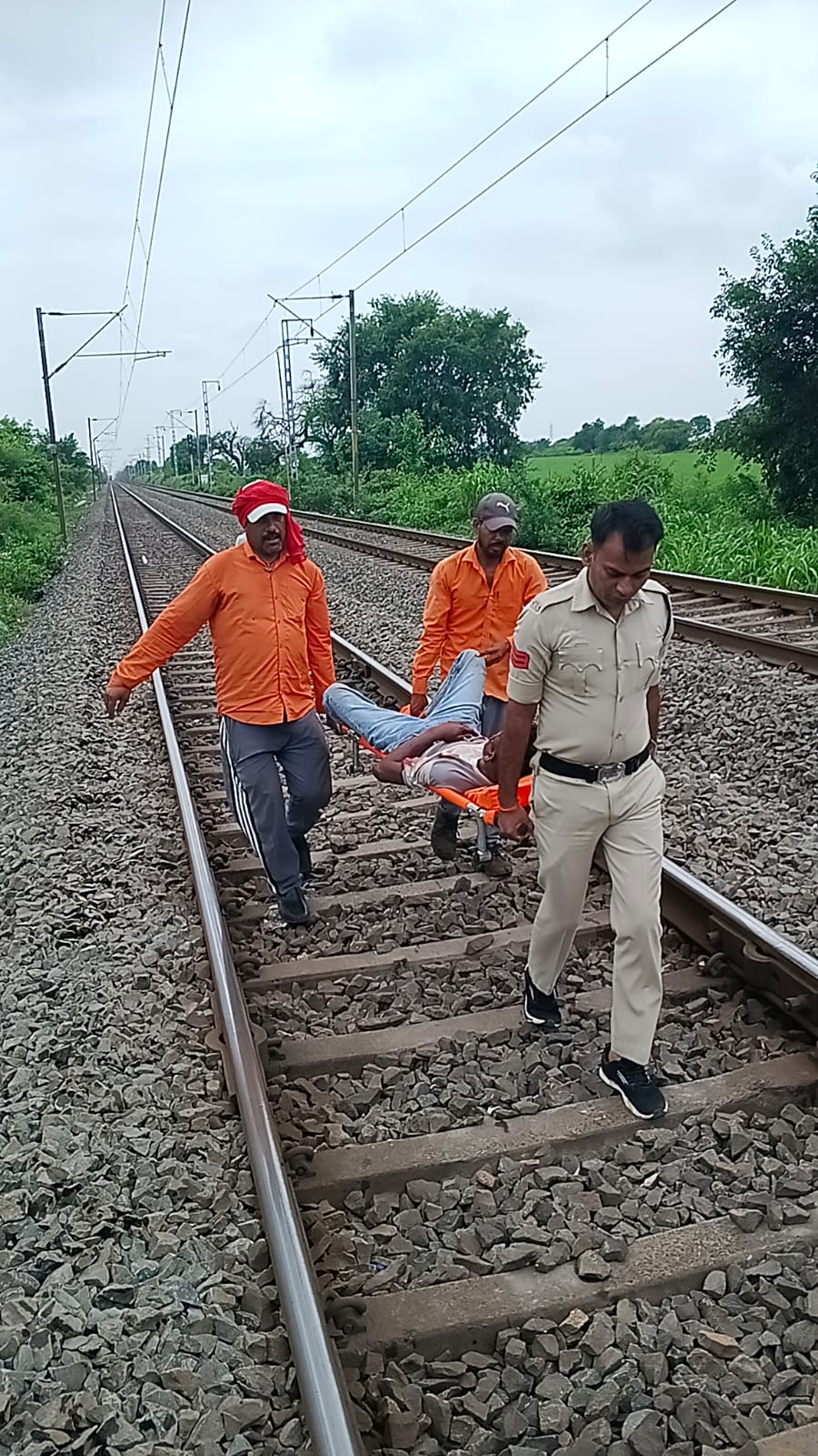 हरदा  के थाना टिमरनीक्षेत्र में ट्रेन से गिरकर घायल हुए व्यक्ति को,  डायल-112 जवानों ने ट्रैक से उठाकर  एफ.आर.व्ही. वाहन की मदद से अस्पताल पहुँचाया। 